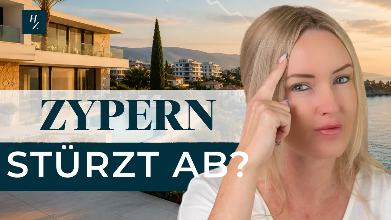 Frau blickt nachdenklich auf eine Villa mit Meerblick auf Zypern. Headline: Zypern stürzt ab?