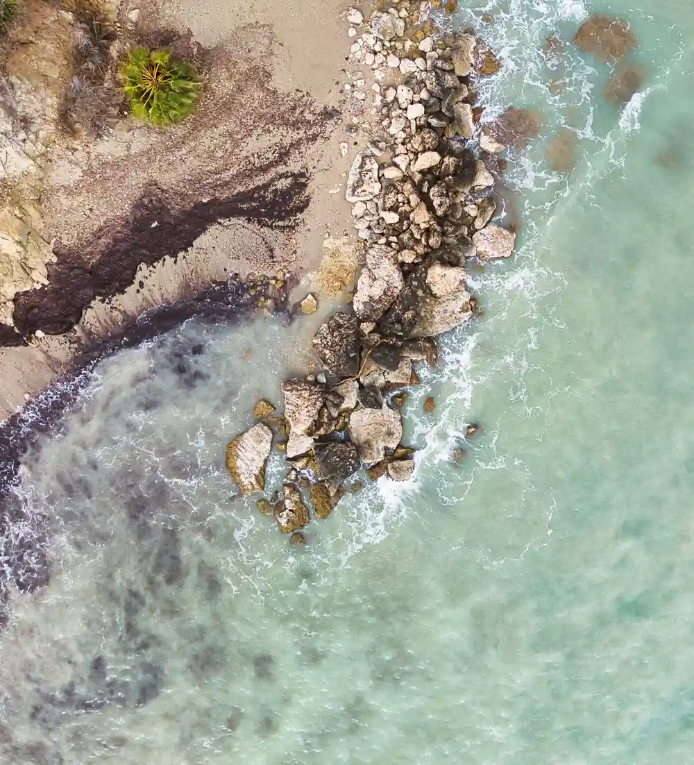 Zyperns Küste mit Felsen und türkisem Meer aus der Vogelperspektive
